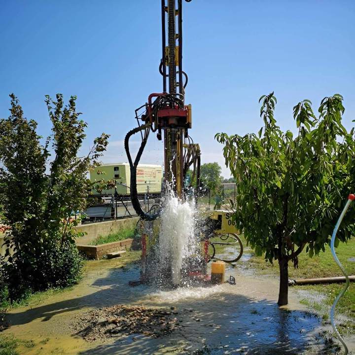 Création d'un puits d'eau par forage, Orange