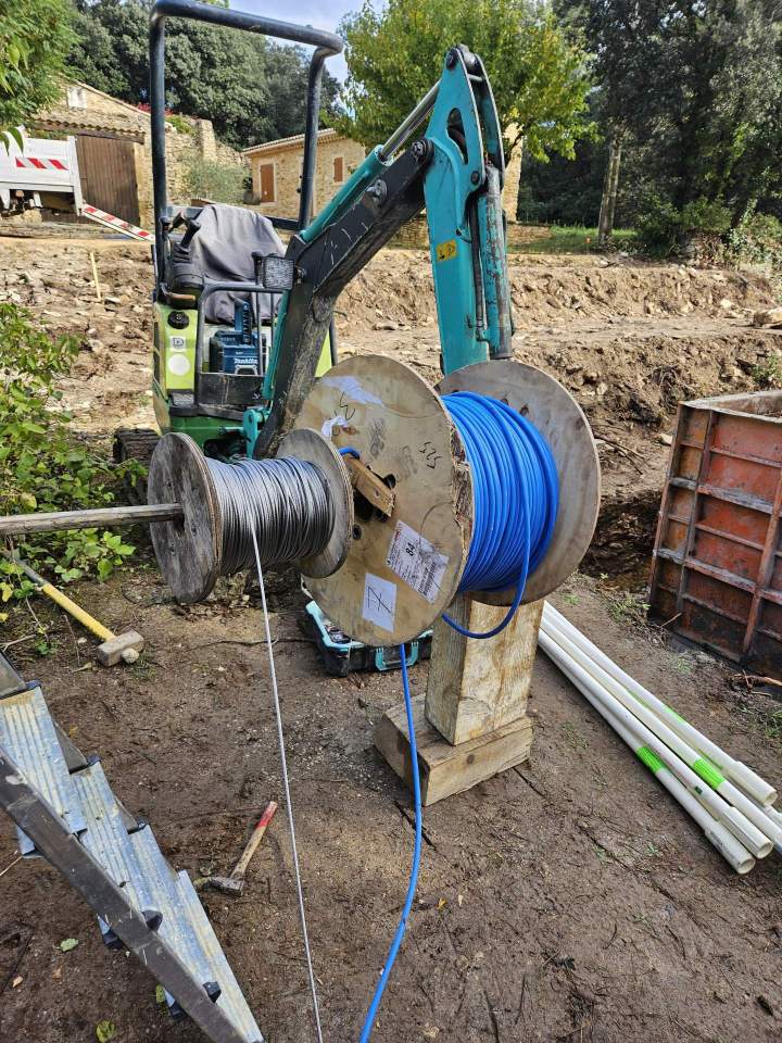 Excavatrice avec tourets de fil, Orange