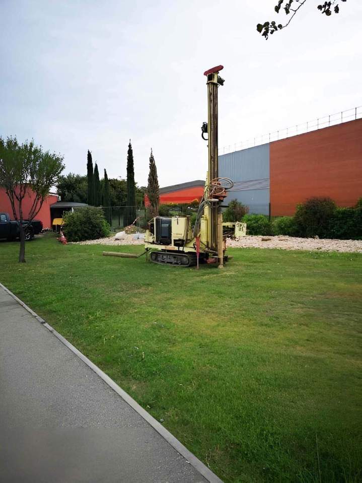 Machine de forage en action, Orange