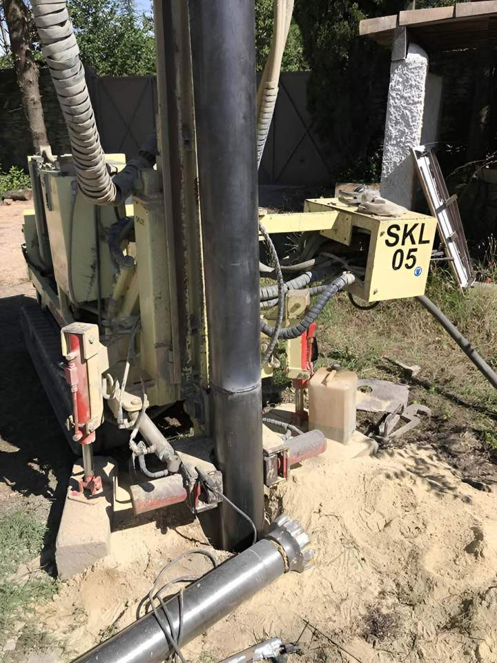 Machine de forage hydraulique en action, Orange