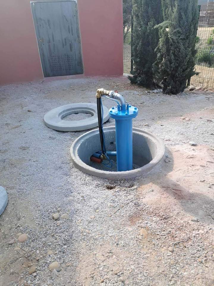 Pompe immergée installée dans un puits foré, Orange